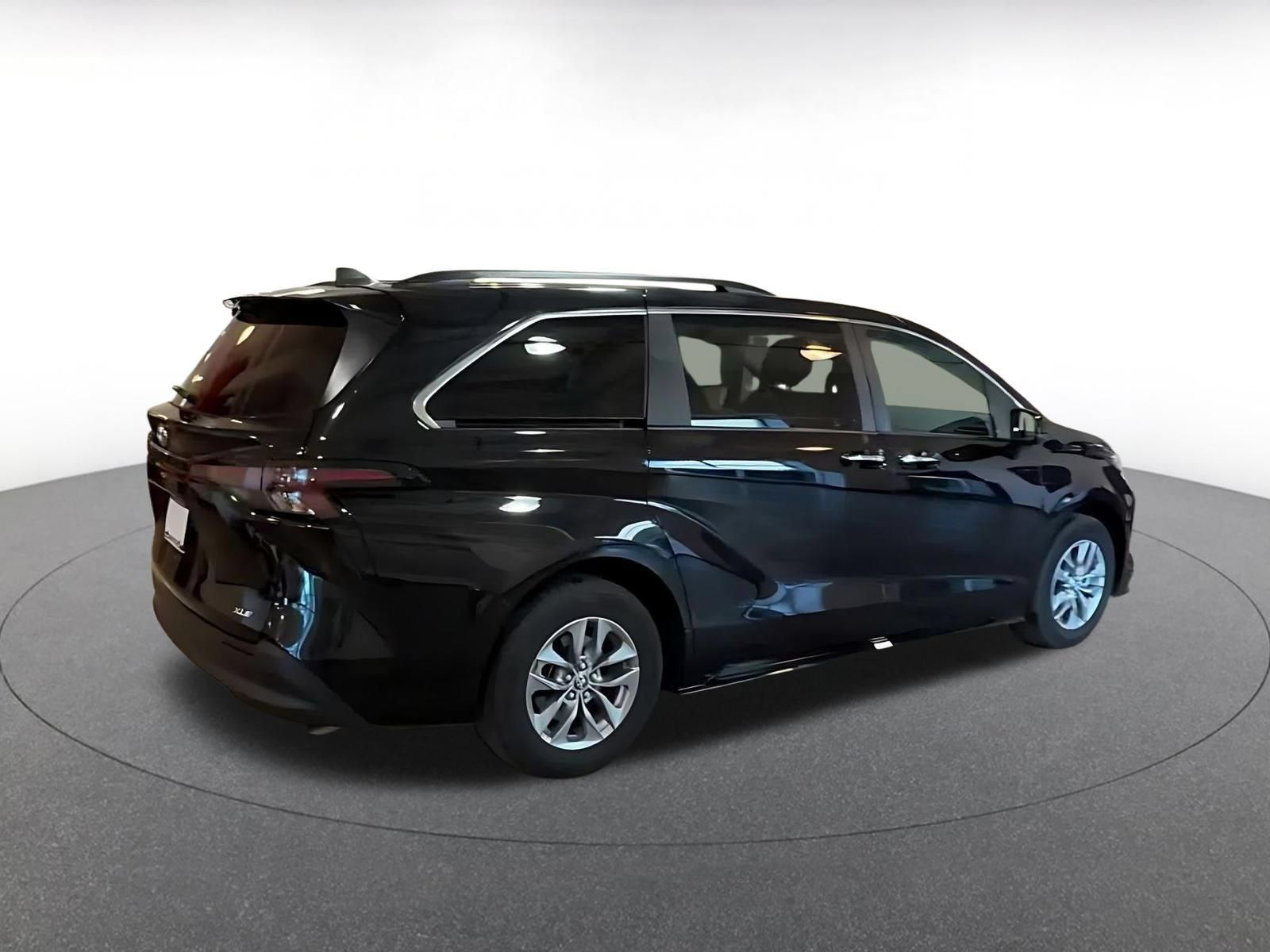 Used 2025 Toyota Sienna XLE FWD image 13
