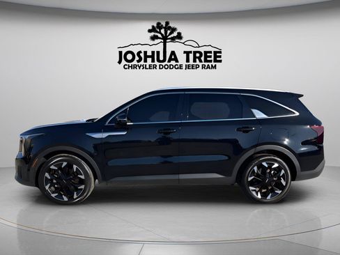 Used 2025 Kia Sorento EX w/ Panoramic Sunroof Package FWD image 4