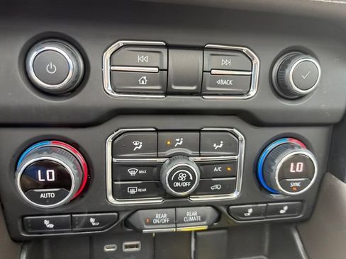 Used 2022 Chevrolet Suburban LT w/ Luxury Package RWD image 13