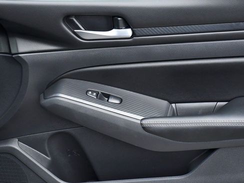 Used 2025 Nissan Altima 2.5 SV image 17