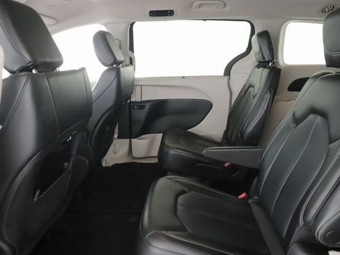 Used 2023 Chrysler Pacifica Touring-L image 27