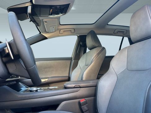 Used 2023 Lexus RZ 450e Premium image 5