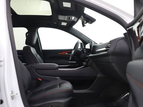 Used 2024 Chevrolet Traverse RS image 11