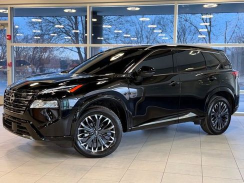 Used 2025 Nissan Rogue Platinum image 1