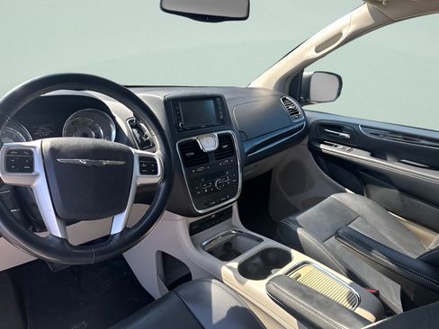 Used 2015 Chrysler Town & Country Touring-L w/ Trailer Tow Group FWD image 17