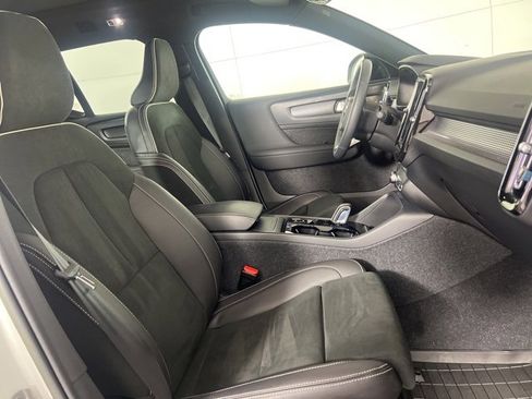 Used 2022 Volvo XC40 T5 R-Design w/ Advanced Package image 13