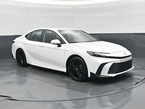 Used 2026 Toyota Camry SE FWD image 1