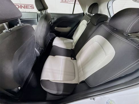 Certified 2025 Hyundai Venue SEL image 27