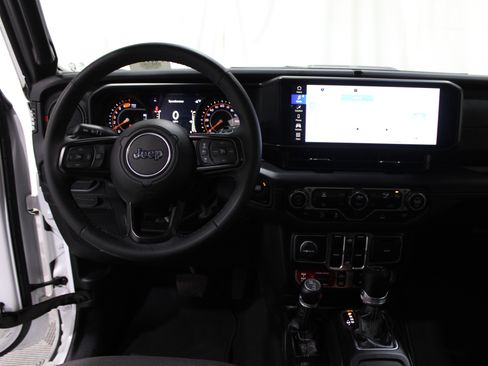 Used 2025 Jeep Wrangler Unlimited Rubicon image 2