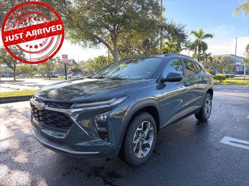 Used 2025 Chevrolet Trax LT FWD image 2