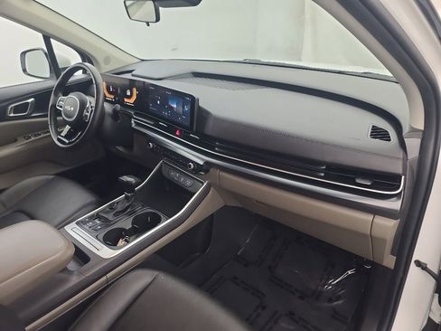 Used 2025 Kia Carnival FWD image 13