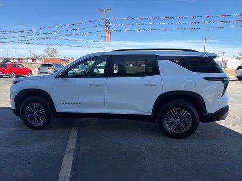 Used 2025 Chevrolet Traverse LT image 6