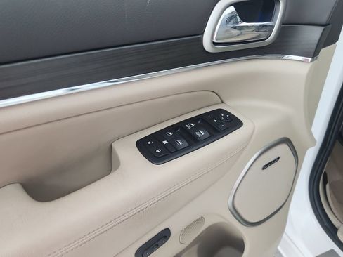 Used 2017 Jeep Grand Cherokee Overland w/ Jeep Active Safety Group AWD/4WD image 23