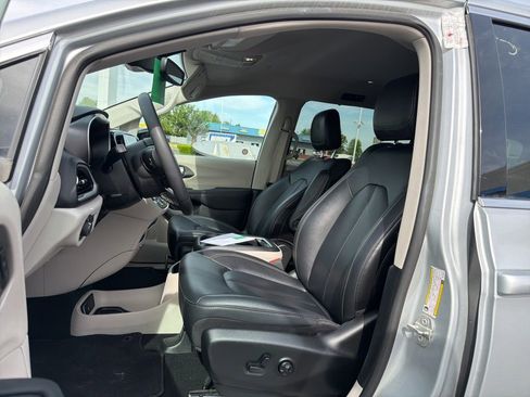 Used 2024 Chrysler Pacifica Touring-L FWD image 26