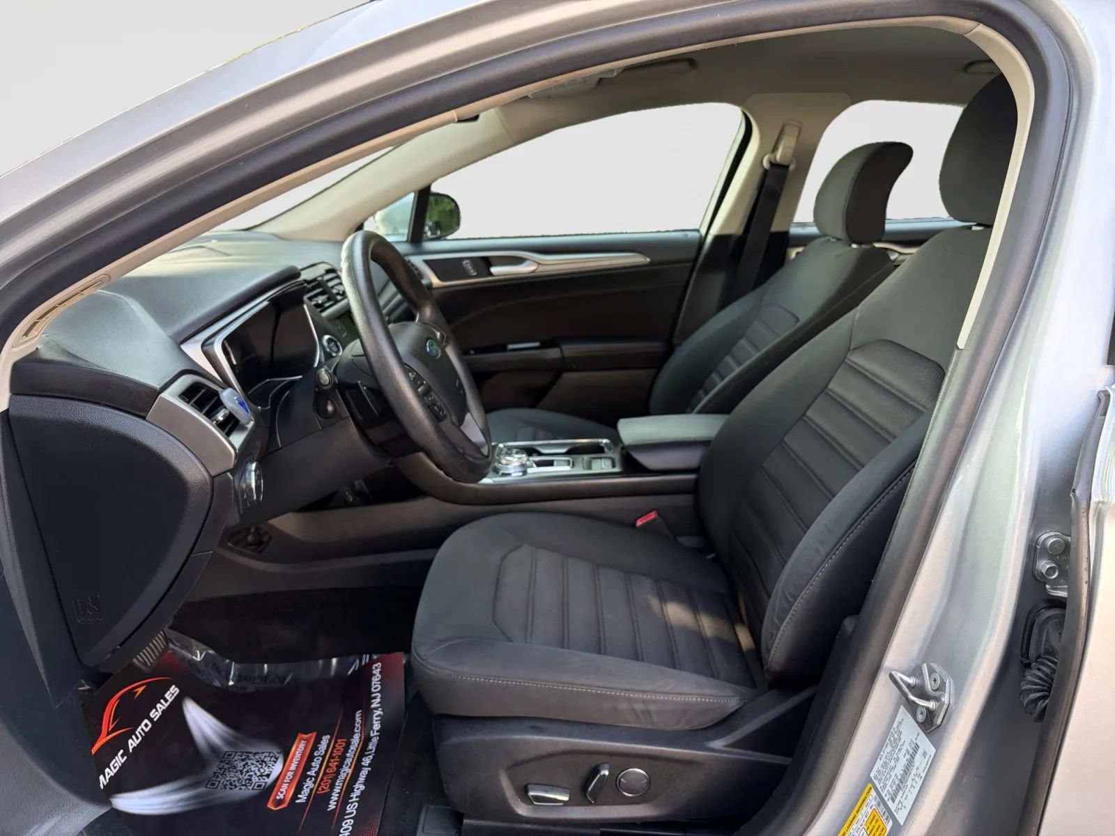 Used 2017 Ford Fusion SE FWD image 12