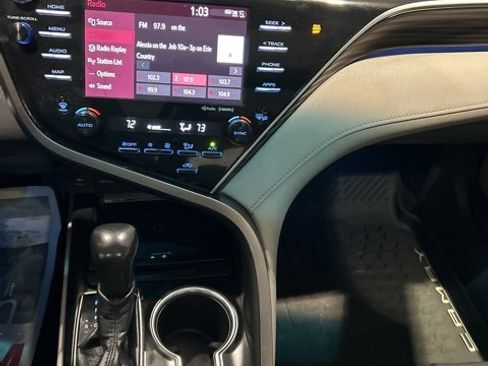 Used 2018 Toyota Camry XLE image 12