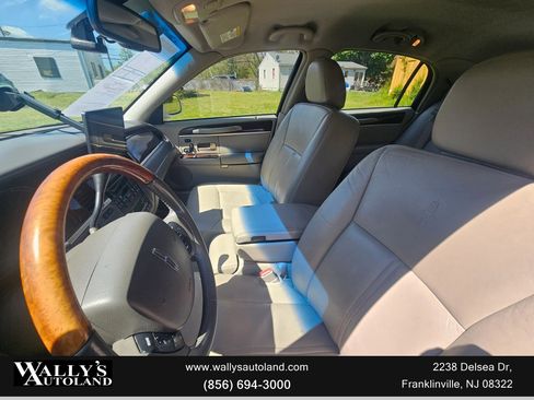 Used 2008 Lincoln Town Car Signature Limited RWD image 17