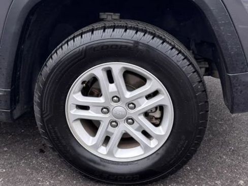 Used 2024 Jeep Grand Cherokee Laredo RWD image 8