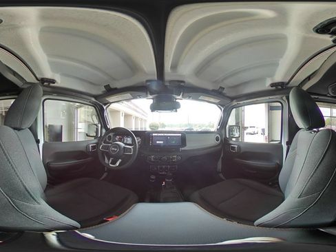 Used 2025 Jeep Wrangler Unlimited Sahara AWD/4WD image 42