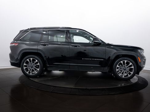 Used 2022 Jeep Grand Cherokee Overland w/ Luxury Tech Group IV image 3