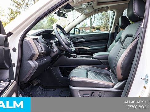 Used 2024 Nissan Pathfinder Platinum image 18