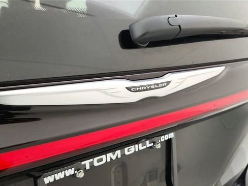 Used 2024 Chrysler Pacifica Touring-L image 16