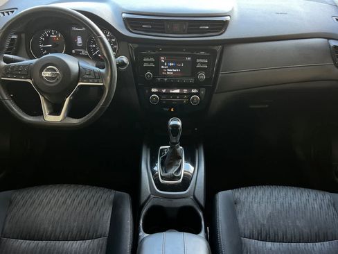 Used 2017 Nissan Rogue SV FWD image 4