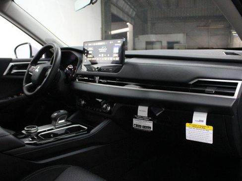 New 2026 Mitsubishi Outlander ES image 17