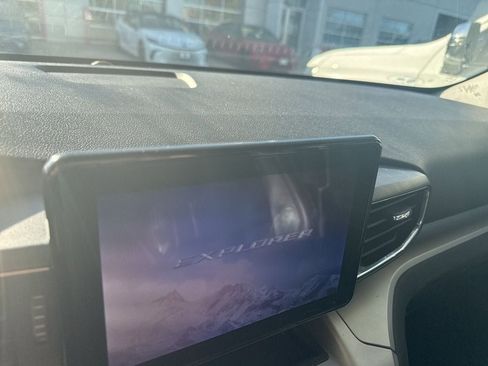 Used 2021 Ford Explorer XLT w/ Equipment Group 202A image 8