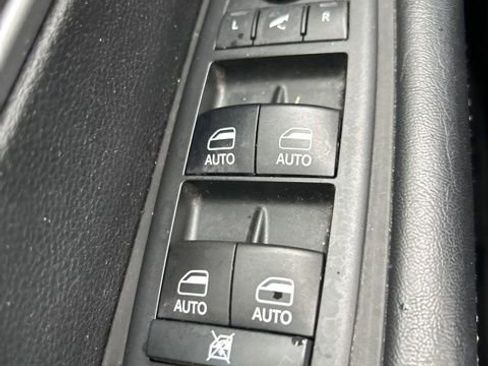 Used 2018 Chrysler Pacifica Limited image 25