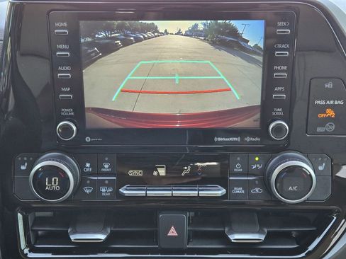 Used 2020 Toyota Highlander XLE FWD image 7