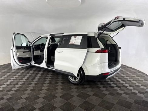 Certified 2024 Kia Carnival LX FWD image 18