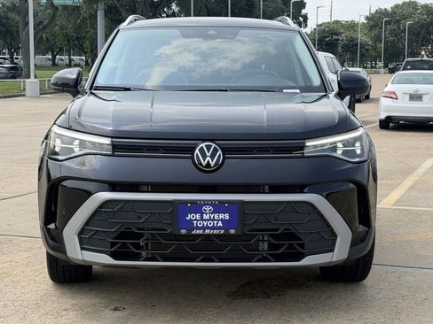Used 2025 Volkswagen Taos SE FWD image 3