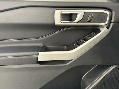 Used 2022 Ford Explorer XLT image 16