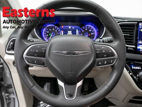 Used 2024 Chrysler Pacifica Touring-L FWD image 10