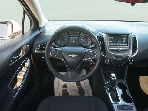Used 2017 Chevrolet Cruze LT FWD image 21