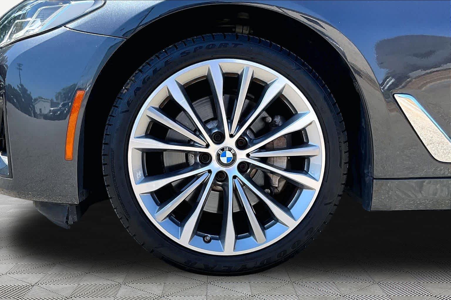 Used 2022 BMW 530i w/ Premium Package RWD image 11