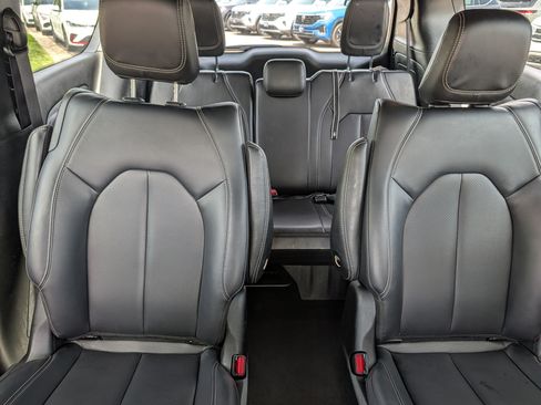 Used 2024 Chrysler Pacifica Limited FWD image 13