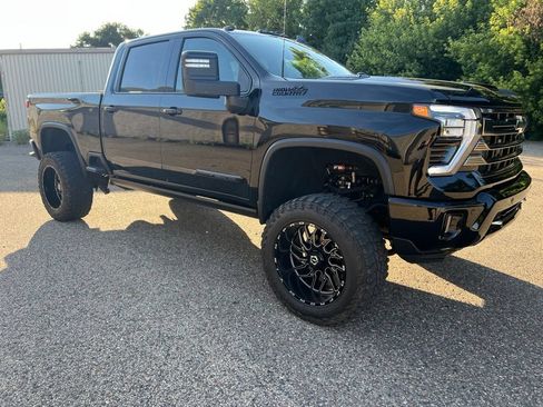 Used 2024 Chevrolet Silverado 3500 High Country w/ High Country Premium Package AWD/4WD image 4