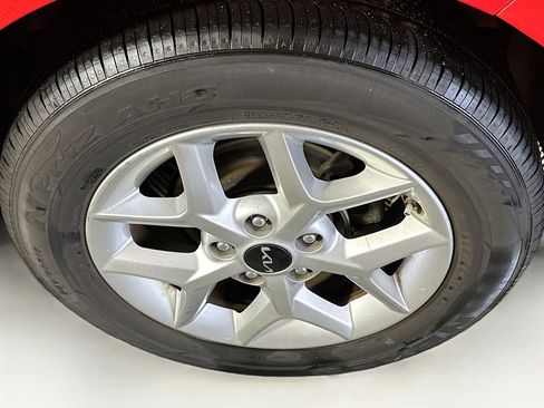 Used 2025 Kia Soul LX w/ LX Technology Package FWD image 11