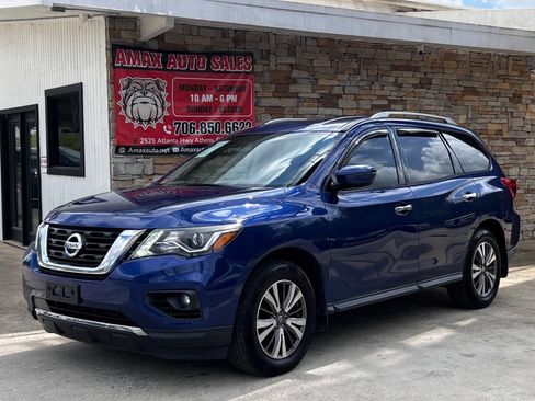 Used 2017 Nissan Pathfinder SV image 2