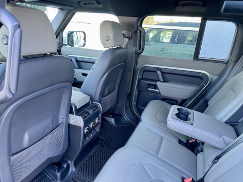 Used 2025 Land Rover Defender 110 X-Dynamic SE image 30