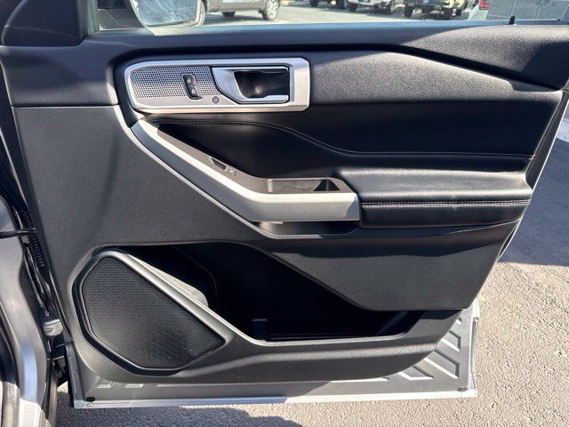 Used 2021 Ford Explorer Limited w/ Equipment Group 301A AWD/4WD image 12