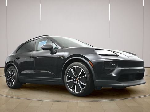 Certified 2025 Porsche Macan 4S Electric AWD/4WD image 30