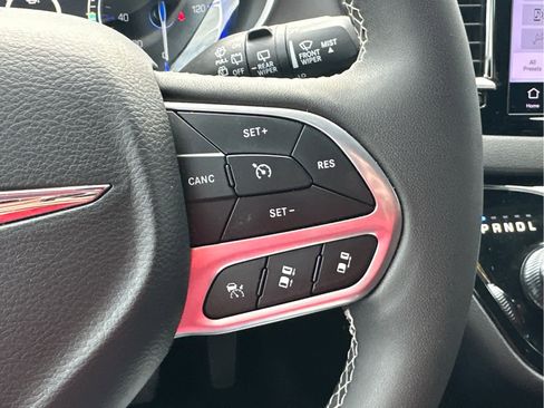 Used 2025 Chrysler Pacifica Select image 29