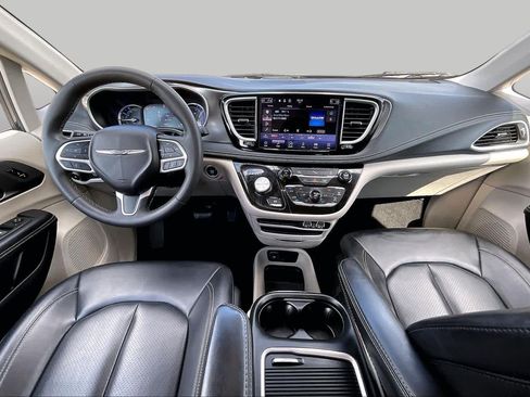 Used 2023 Chrysler Pacifica Touring-L FWD image 15