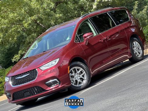 Used 2021 Chrysler Pacifica Touring image 1