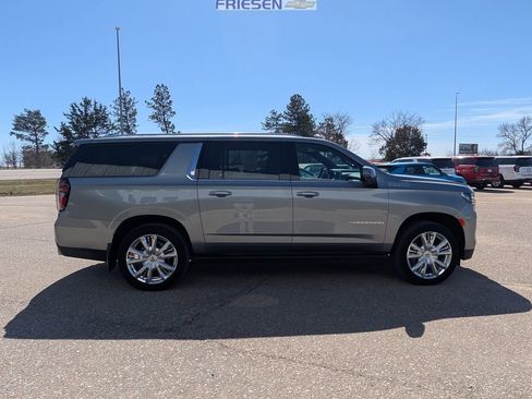 Used 2023 Chevrolet Suburban High Country image 6