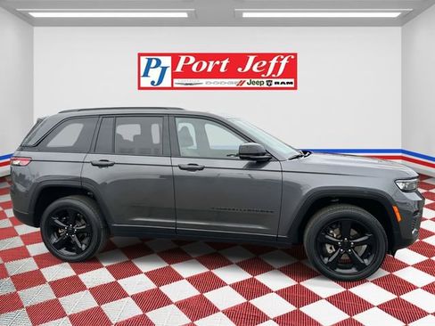 Used 2023 Jeep Grand Cherokee Altitude image 3