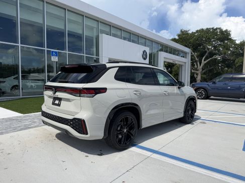 New 2026 Volkswagen Tiguan SE R-Line FWD image 3